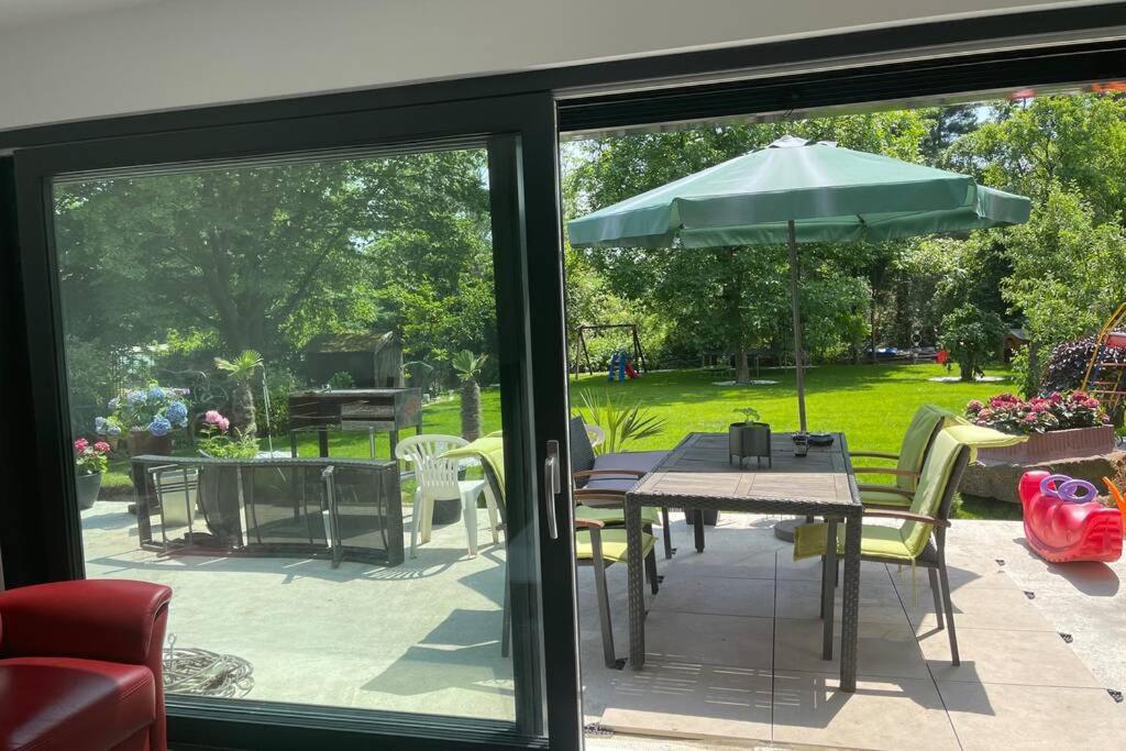 Wunderschöne Terrassenwohnung mit Blick ins Grüne! Meerbusch Exterior foto